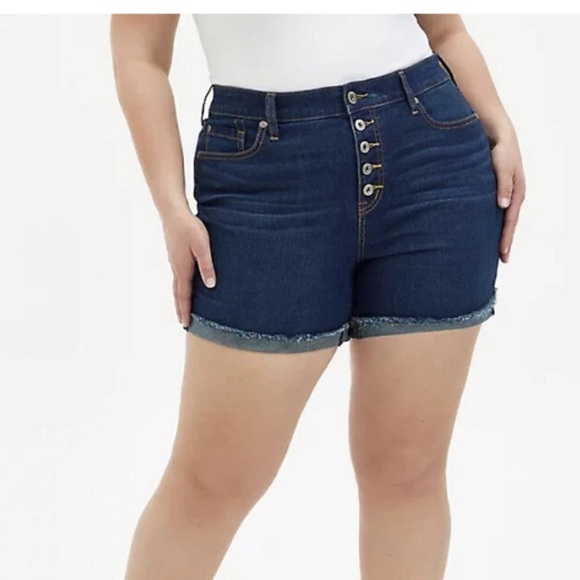TORRID HIGH RISE MID SHORT - VINTAGE STRETCH DARK WASH Size 18 - Picture 1 of 9